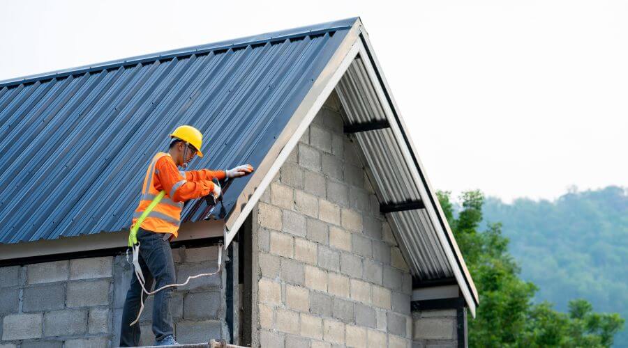 Professional gutter cleaning in Roseville, IL